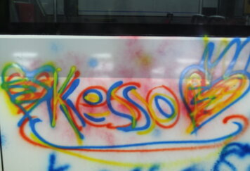 Der Name Keso und zwei Herzen sind in gelb, rot und blau auf den Bus gesprayed